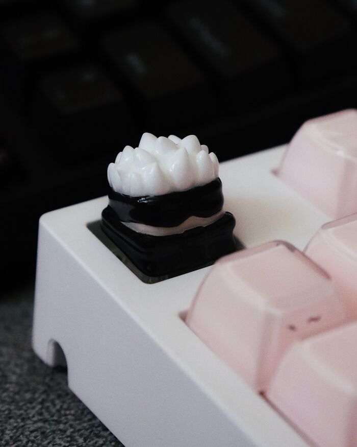 Art In Touch: Elena's Detailed Keycaps (20 Pics)