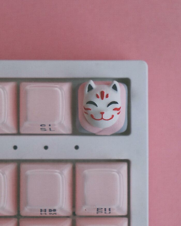 Art In Touch: Elena's Detailed Keycaps (20 Pics)