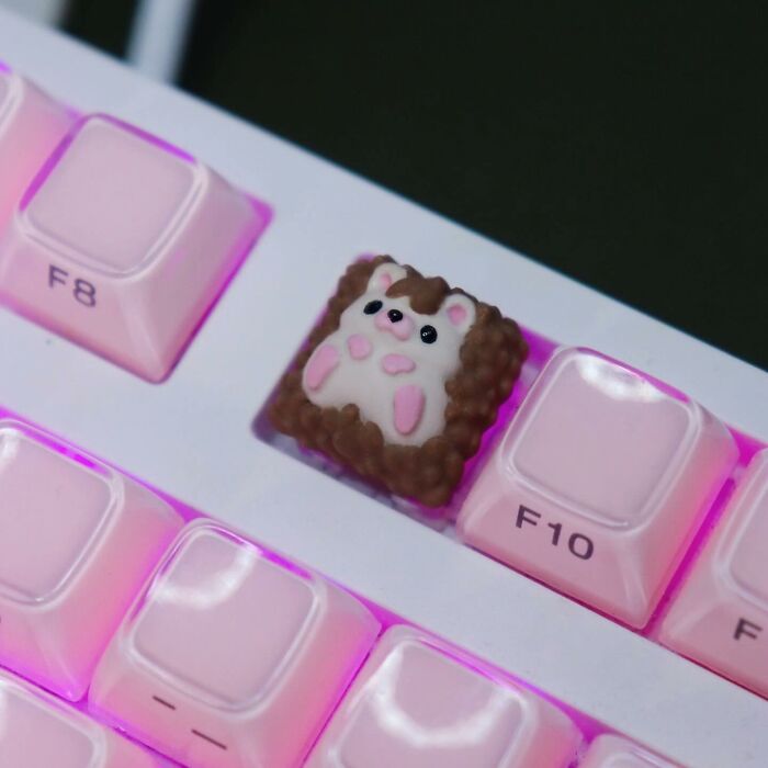 Art In Touch: Elena's Detailed Keycaps (20 Pics)