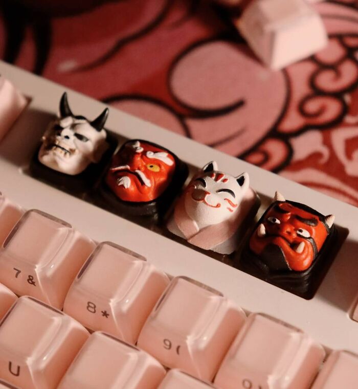 Art In Touch: Elena's Detailed Keycaps (20 Pics)