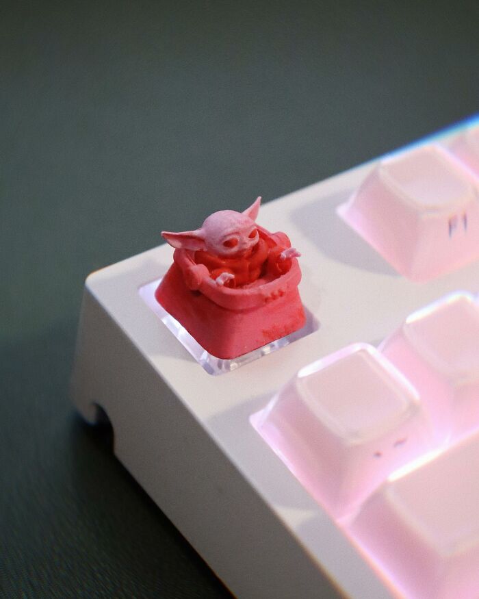 Art In Touch: Elena's Detailed Keycaps (20 Pics)