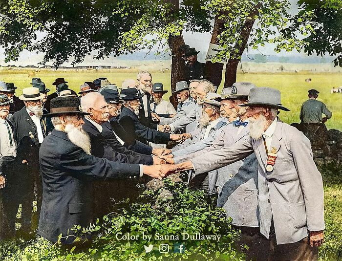 Veteranos de la Unión (izquierda) y de la Confederación (derecha) se reúnen con motivo del 50 aniversario de la batalla de Gettysburg en 1913