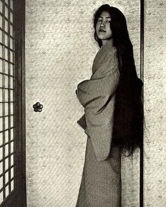 Una geisha después de lavarse el pelo, antes de peinárselo, en Japón en 1905