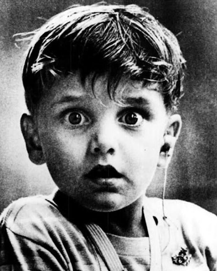 Momento exacto en el que Harold Whittles, un niño sordo de 5 años, oye por primera vez tras colocarle un audífono.