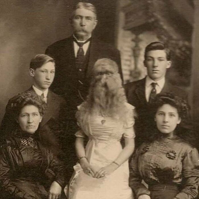 Alice Doherty, Photographed Here As A Teenager With Her Family In The Early 1900s