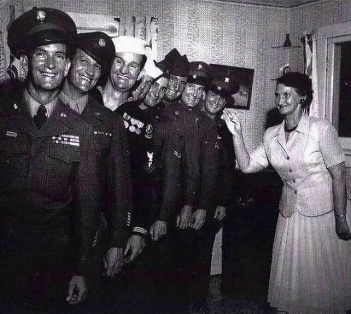 A Mother With Her 8 Sons, All Served In Ww2, All Came Home