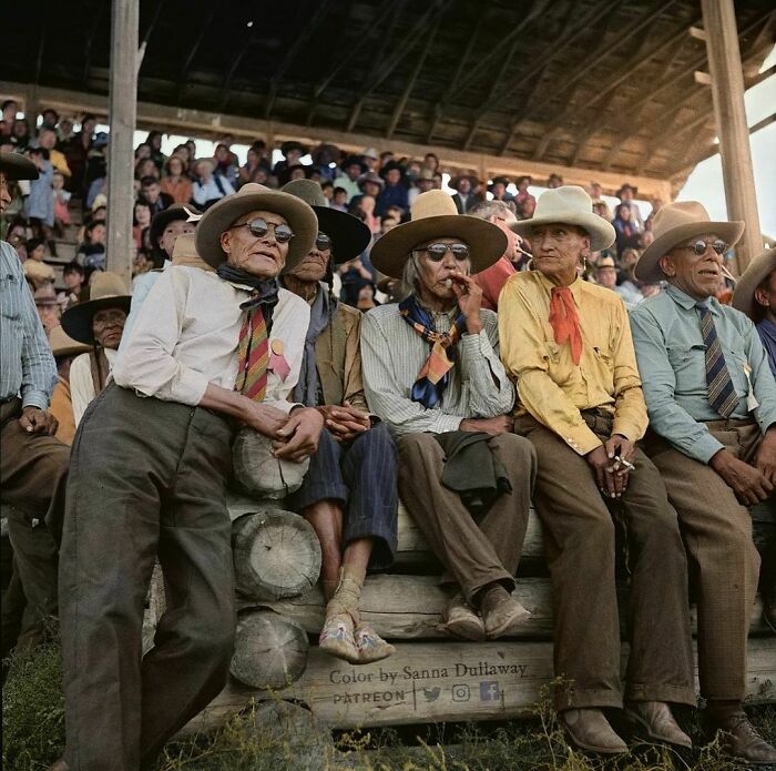 Los nativos americanos crow observan el rodeo en Montana, 1941