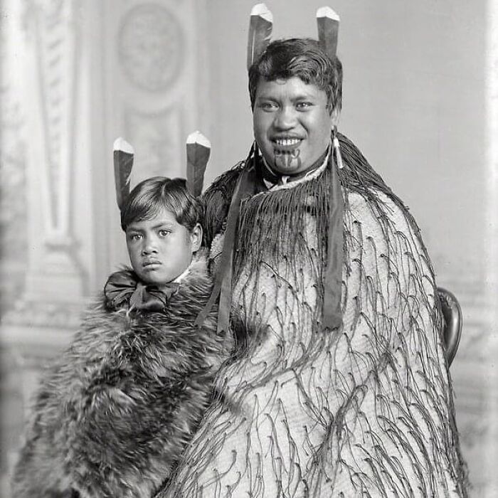 Una mujer maorí con su hijo en la Nueva Zelanda de 1890