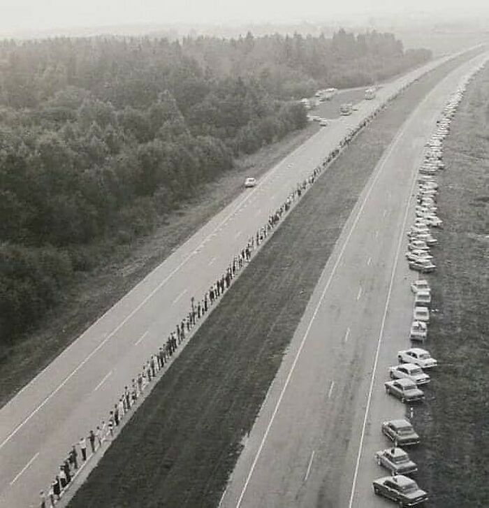 El 23 de agosto de 1989, 2 millones de personas de Lituania, Estonia y Letonia se cogieron de la mano y formaron una cadena humana de 675,5 kilómetros de longitud.