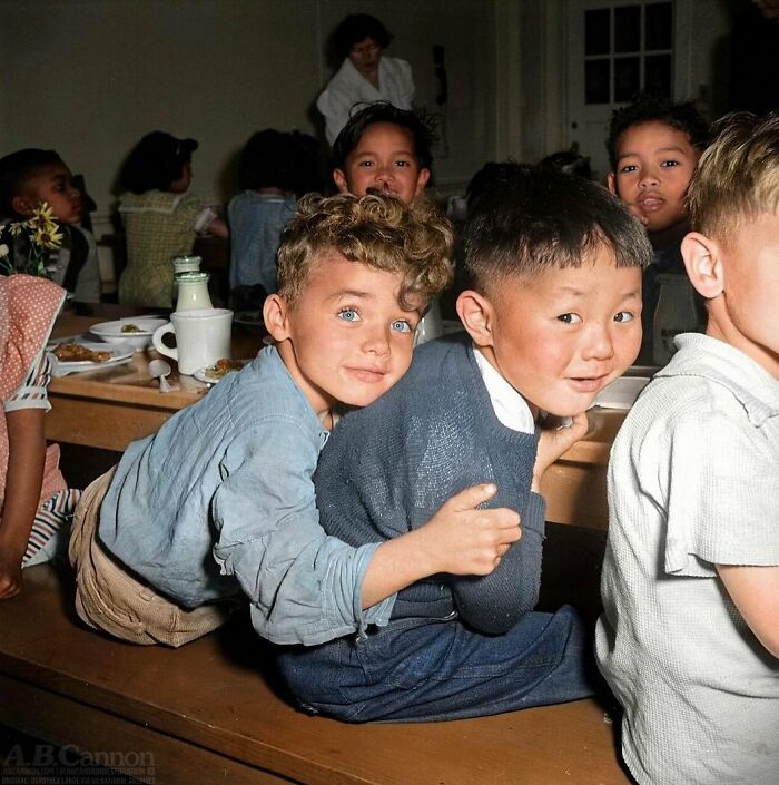 Hora del almuerzo en una escuela de California en 1942, tomada poco antes de que los estadounidenses de ascendencia japonesa (incluido el niño de la foto) fueran llevados y encarcelados en campos de concentración por todo EE.UU. durante la Segunda Guerra Mundial.