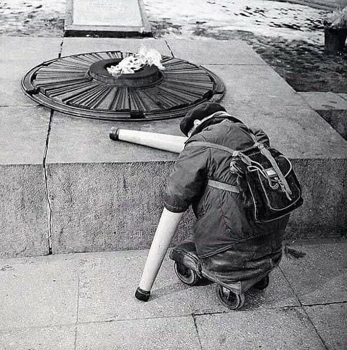 Veterano de guerra soviético junto a una llama eterna en el aniversario del Día de la Victoria, 1966