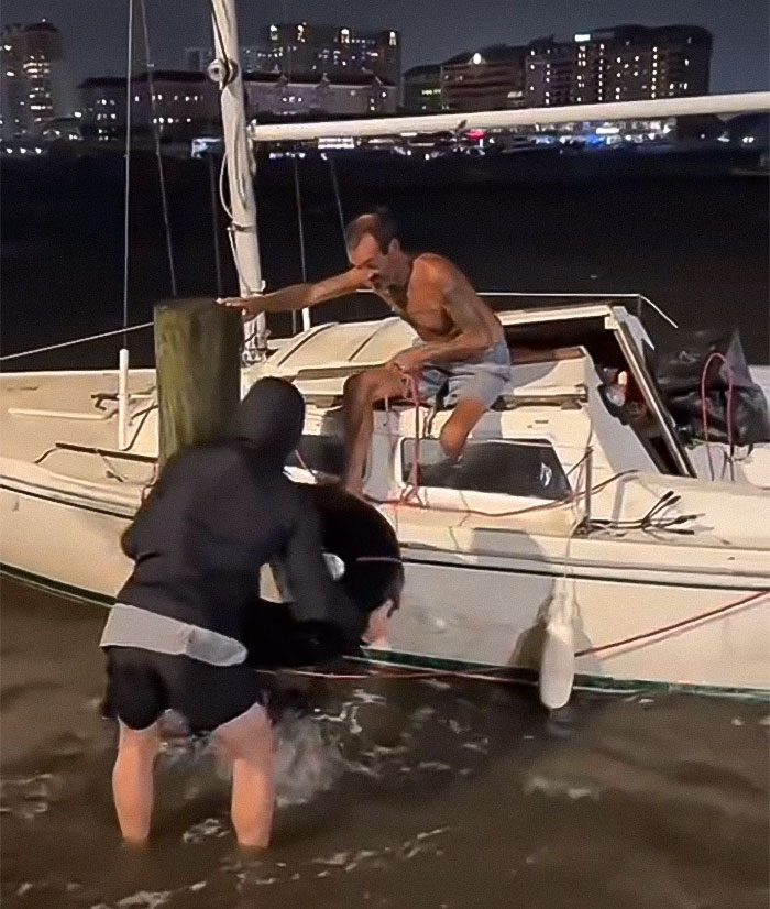 Viral Lieutenant Dan Stays On His Boat During…