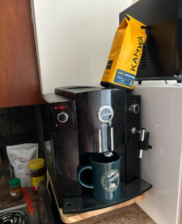 I Saw A Box For A $2800 Espresso Machine On The Sidewalk In Trash Day… Kicked It, And Realized It Wasn’t Empty. And Inside Was A $1000 Espresso Machine Of The Same Brand