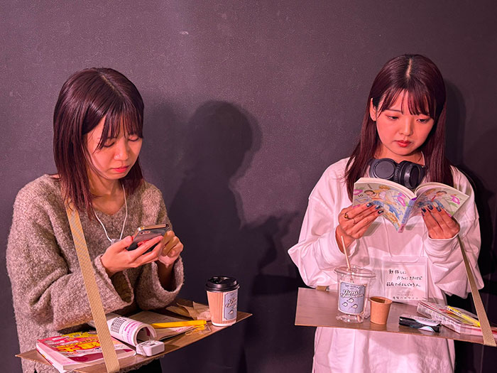 Students Who Went To The Cafe To Study But Ended Up Spending The Whole Time Reading Manga And Looking At Their Phones