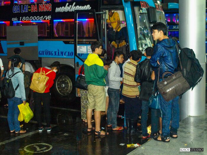 Meanwhile, Many Students Took Long-Distance Buses To Return To Their Hometowns, Away From The Storm's Path