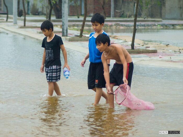 Children Are Catching Fish, Which Are In The Sewers Or From Ponds And Lakes, And Spilling Out Onto The Streets