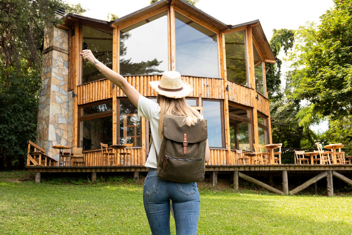 Woman Books 6-Person Lodge Only For Herself, Gets A Request From Owners To Switch To Smaller One