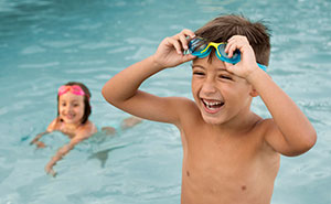 “20 Mins And No Signal Of The Father”: Guy Doesn’t Pick Kids Up From Public Pool After Closing