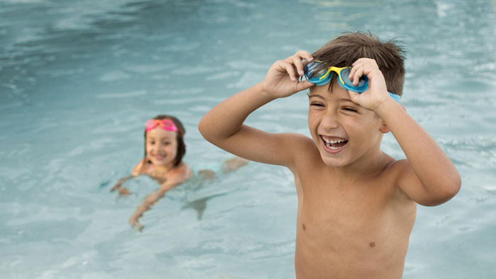 Dad Leaves 4YO And 5YO In Public Pool And Moseys Down To A Bar, Can’t Believe Staff Called Cops