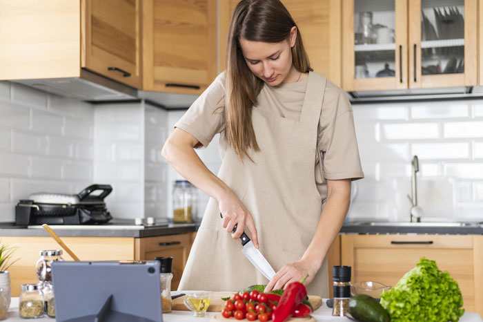 Man Ruins The Food His Wife Spent 3.5 Hours Making, Then Cancels Dinner To Her Utter Dislike