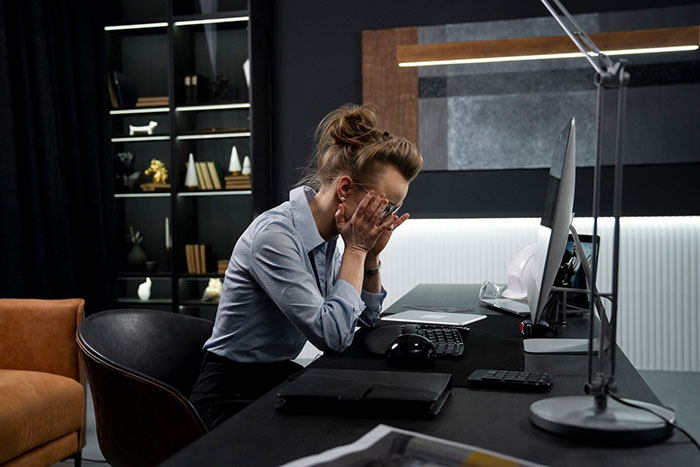 School Bully’s Mom Finds Out Her New Boss Is His Victim’s Parent, Goes Weaving Intrigues On The Spot