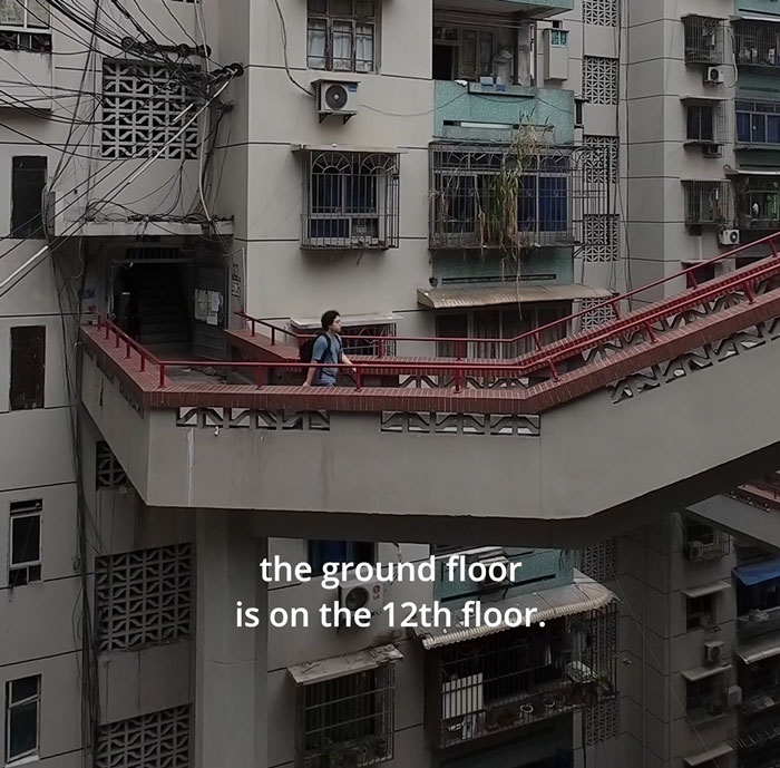 Man Shares What Daily Commute In Chongqing Looks Like, People Are Shocked And Horrified