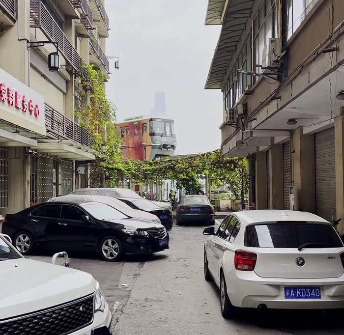 Man Shares What Daily Commute In Chongqing Looks Like, People Are Shocked And Horrified