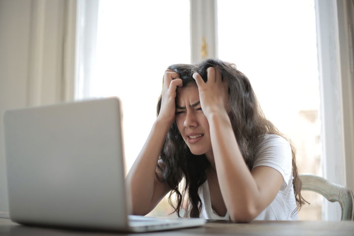 Karen Purposefully Puts Coworker’s Health At Risk As She Doesn’t Believe They’re Sick, Gets Fired