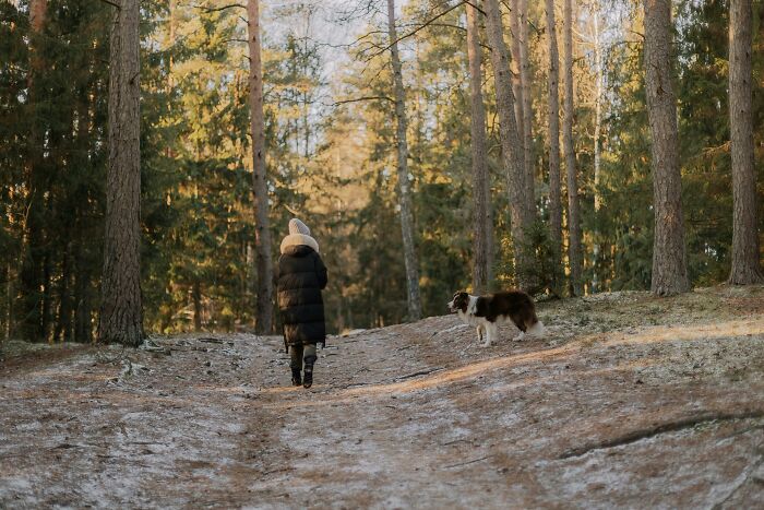 Married Lady Feels Uncomfortable With Dog-Walking Friend, Worries He Misunderstood Her Friendliness