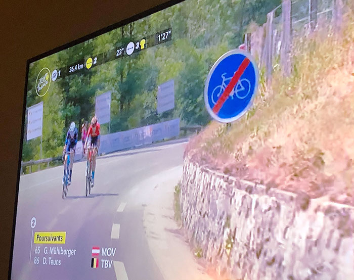 Estaba viendo el Tour de Francia y esto me pareció irónico