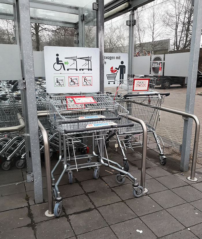 Mi supermercado local en Alemania tiene carros de la compra especiales para personas en silla de ruedas.