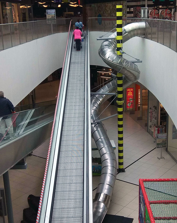 En este centro comercial de Praga puedes usar un tobogán en lugar de las escaleras mecánicas