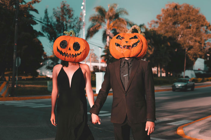 Man Picks His Best Friend For Couple’s Costume Instead Of GF, She Finds Out He Loves His Bestie