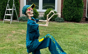 30 Spectacular Halloween Displays That Turned Ordinary Homes Into Spooky Masterpieces