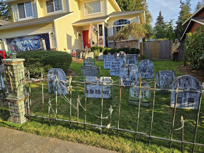 Halloween-Graveyards-Displays-Pics