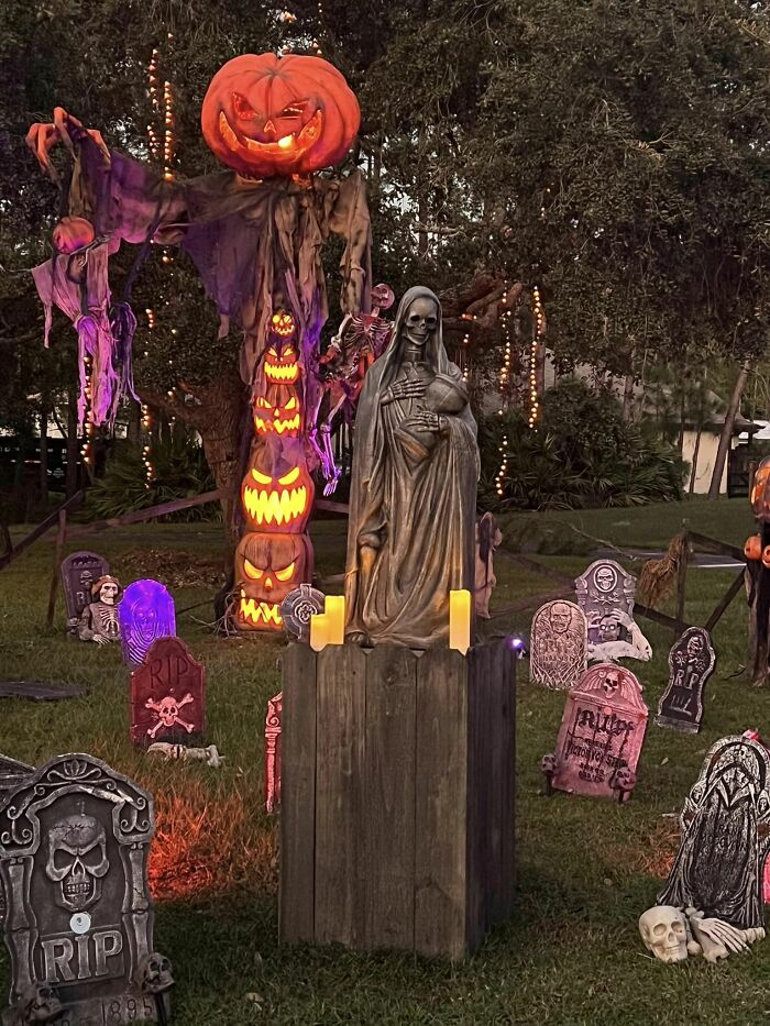 Halloween-Graveyards-Displays-Pics