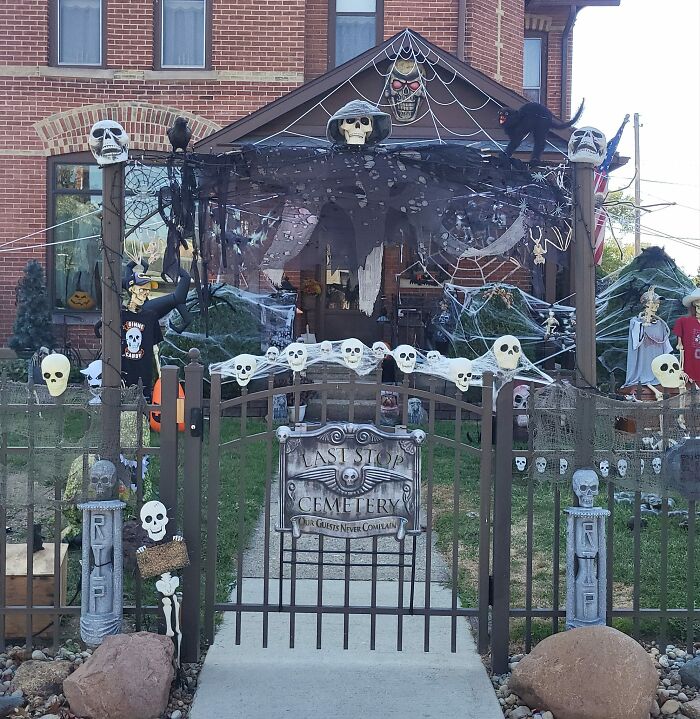 Halloween-Graveyards-Displays-Pics