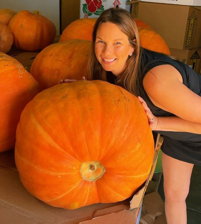 Mother Who Charges Over $1,000 For Halloween Pumpkin Displays Sparks Anger: "Ridiculous"