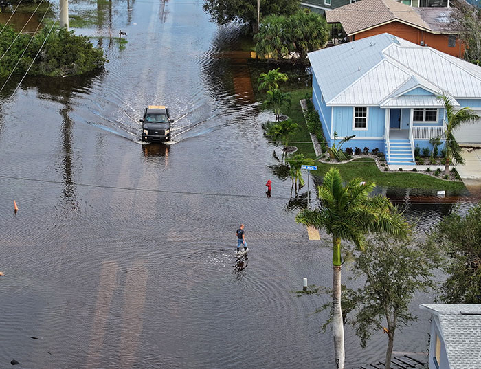 Experts Reveal What You Should And Shouldn’t Do In A Hurricane After A Lot Of Bad Ideas Go Viral