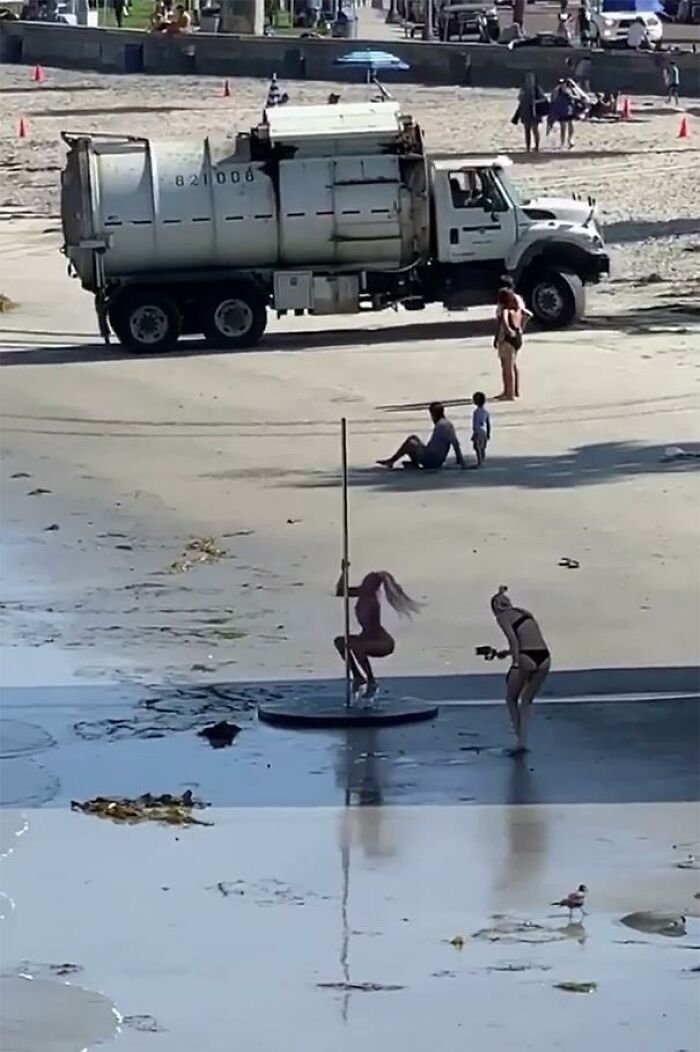 Un poste, tacones altos de cristal, marea baja, camión de la basura, todo perfecto