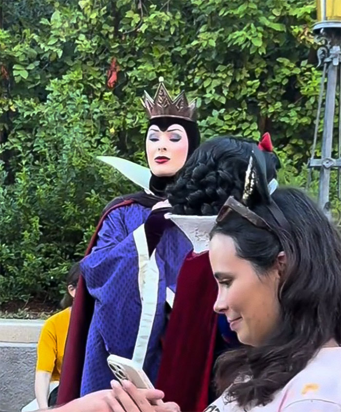 Parents Hilariously Slammed After Being Furious With Disneyland's Evil Queen For Acting Evil