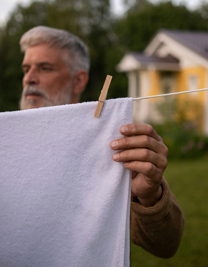 Burglar Hangs Up Woman’s Laundry, Stocks Her Fridge, And Mops The Floor Before Leaving