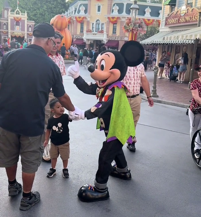 Dad’s Being Neglectful Towards Own Kid At Disneyland, Gets Unexpectedly Called Out By Mickey Mouse