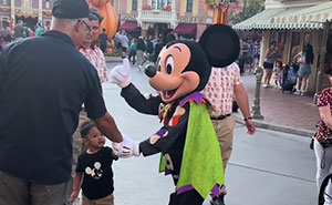 Dad’s Being Neglectful Towards Own Kid At Disneyland, Gets Unexpectedly Called Out By Mickey Mouse