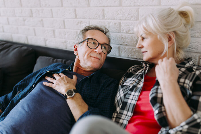 50YO Feels Like She's Being Bullied Out Of Leaving Friend Group By "Middle-Aged Mean Girls"