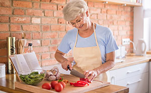 Guy Tells Mom To Get Out After She Wastes Months Of His Food, Mom And Sister Furious