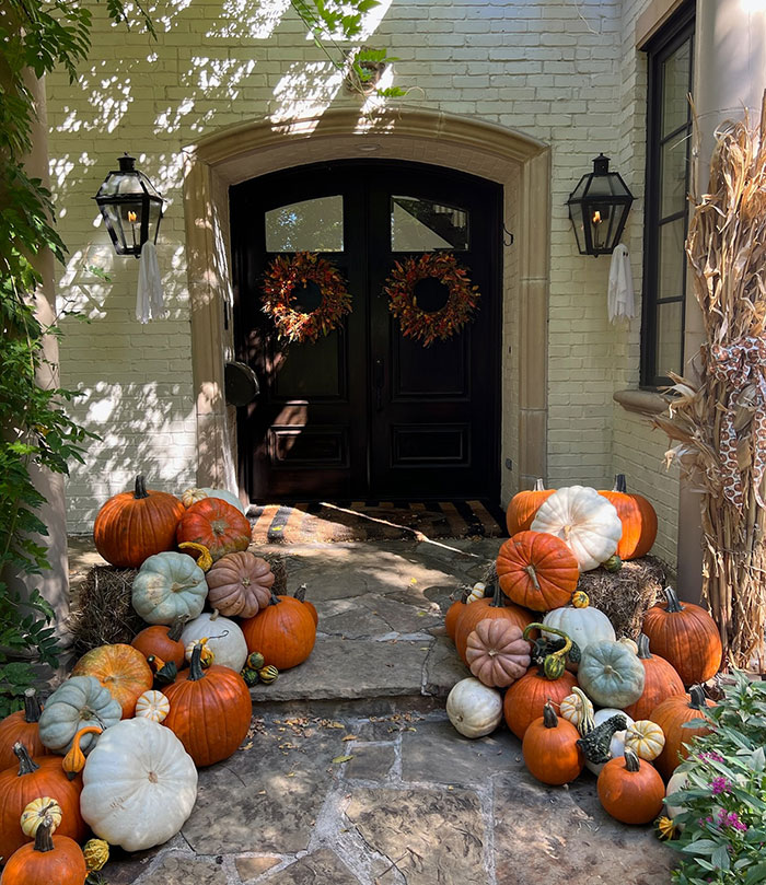 Mother Who Charges Over $1,000 For Halloween Pumpkin Displays Sparks Anger: "Ridiculous"