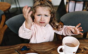 Kid Keeps Running And Screaming In A Restaurant, 21YO Tells Him To Stop, Mom Is Livid