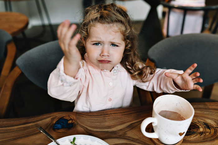 Kid Keeps Running And Screaming In A Restaurant, 21YO Tells Him To Stop, Mom Is Livid