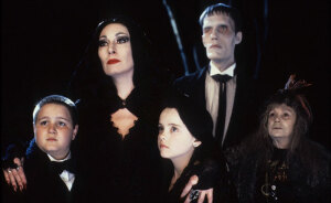 Cast of 1991’s ‘The Addams Family’ Reunites For The First Time In Years: “Now I Wanna Cry”